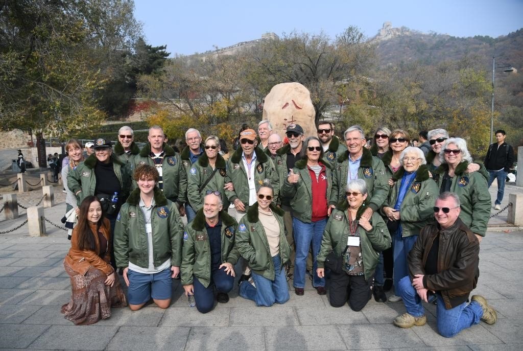 10月29日，飛虎隊(duì)老兵莫耶一行人在北京八達(dá)嶺長(zhǎng)城合影留念。當(dāng)日，美中航空遺產(chǎn)基金會(huì)訪華代表團(tuán)成員陸續(xù)抵達(dá)北京。新華社記者任超攝