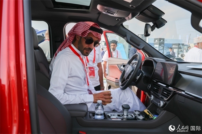 嘉賓參觀體驗山東重工產(chǎn)品。人民網(wǎng)記者 任皓宇攝