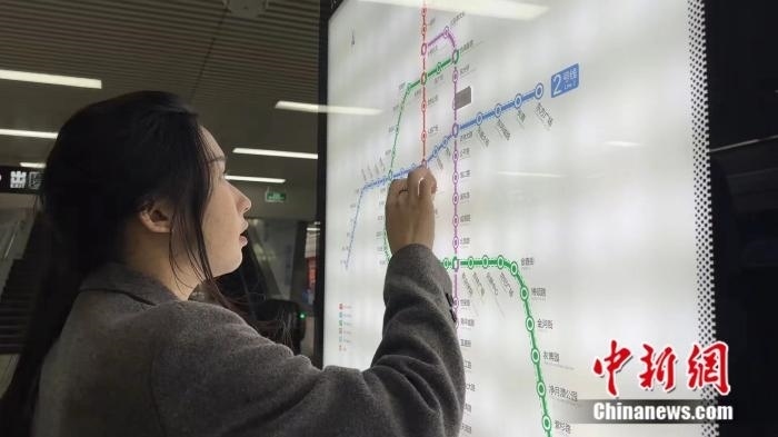 李佳夢(mèng)正在坐地鐵。呂盛楠 攝