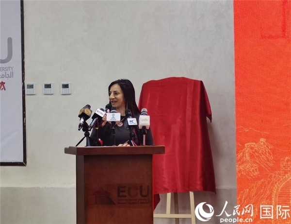 埃及中國(guó)大學(xué)副董事長(zhǎng)索娜塔致辭。人民網(wǎng)記者 沈小曉攝