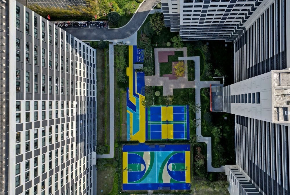 社區(qū)內(nèi)的運(yùn)動(dòng)場(chǎng)地設(shè)施（無(wú)人機(jī)照片）。