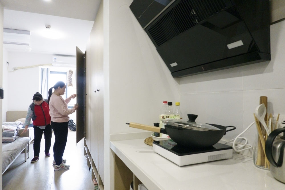 住戶在閔行區(qū)新時(shí)代城市建設(shè)者管理者之家收拾房間。