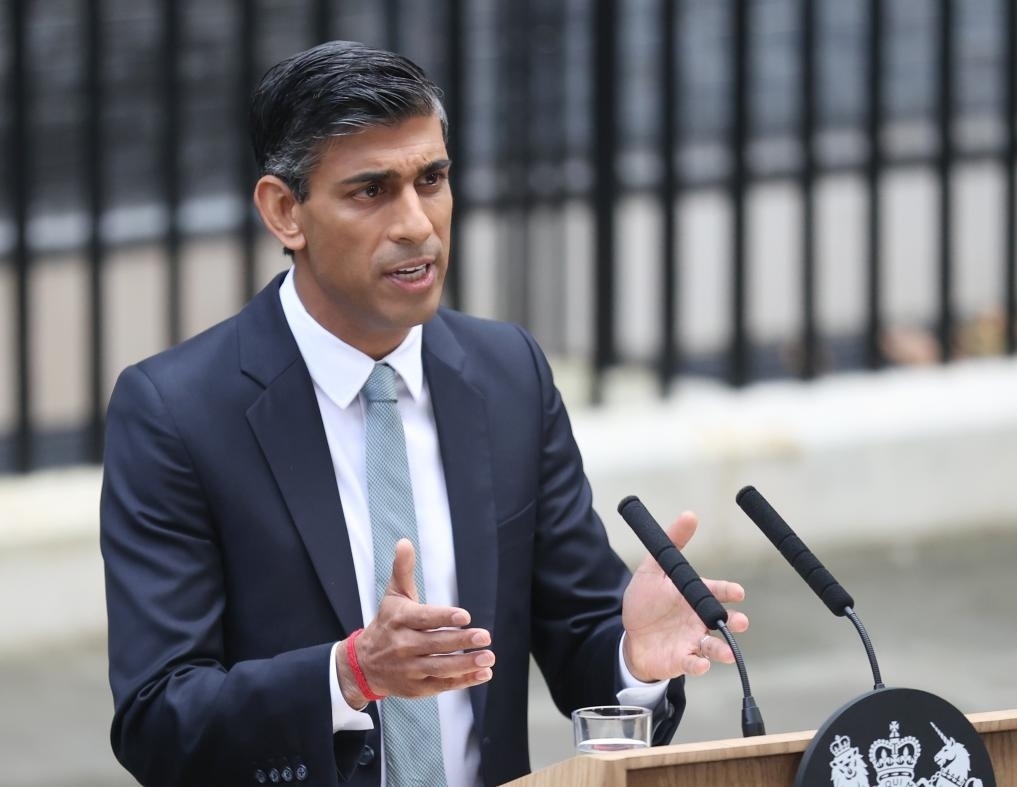 2022年10月25日，里?！ぬK納克在英國倫敦唐寧街10號首相府前發(fā)表講話。新華社記者李穎攝