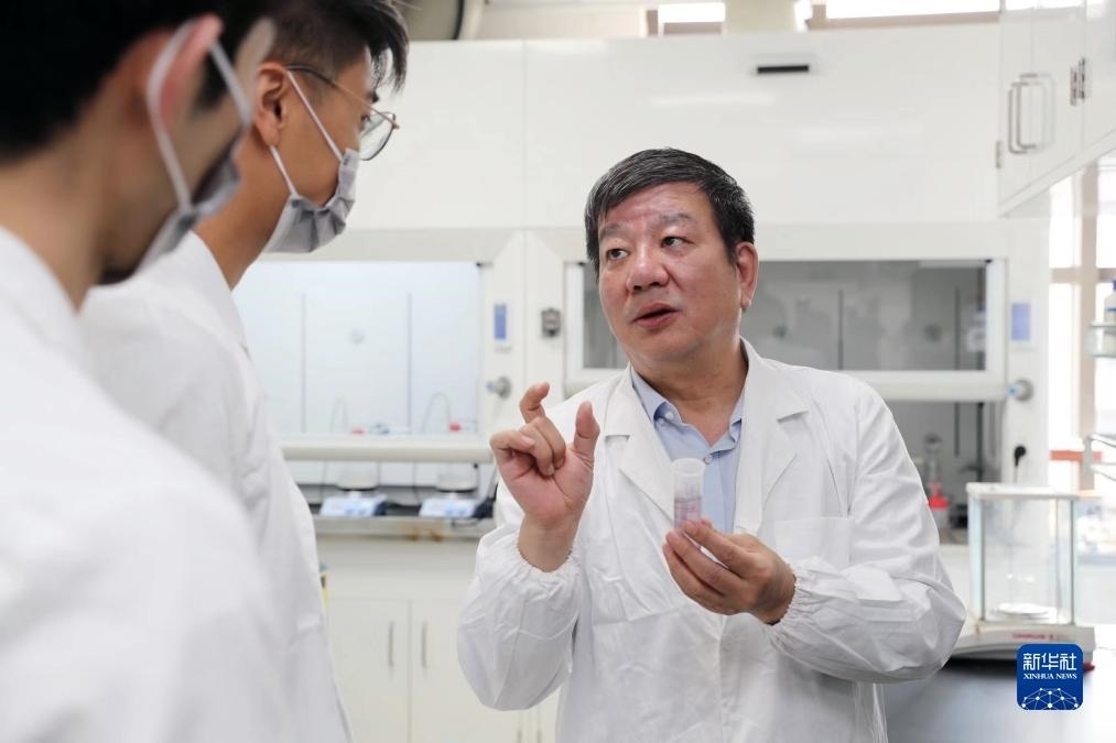 中國科學(xué)院院士、國家自然科學(xué)獎一等獎得主趙東元在復(fù)旦大學(xué)實驗室里指導(dǎo)學(xué)生（2023年9月2日攝）。新華社記者 劉穎 攝