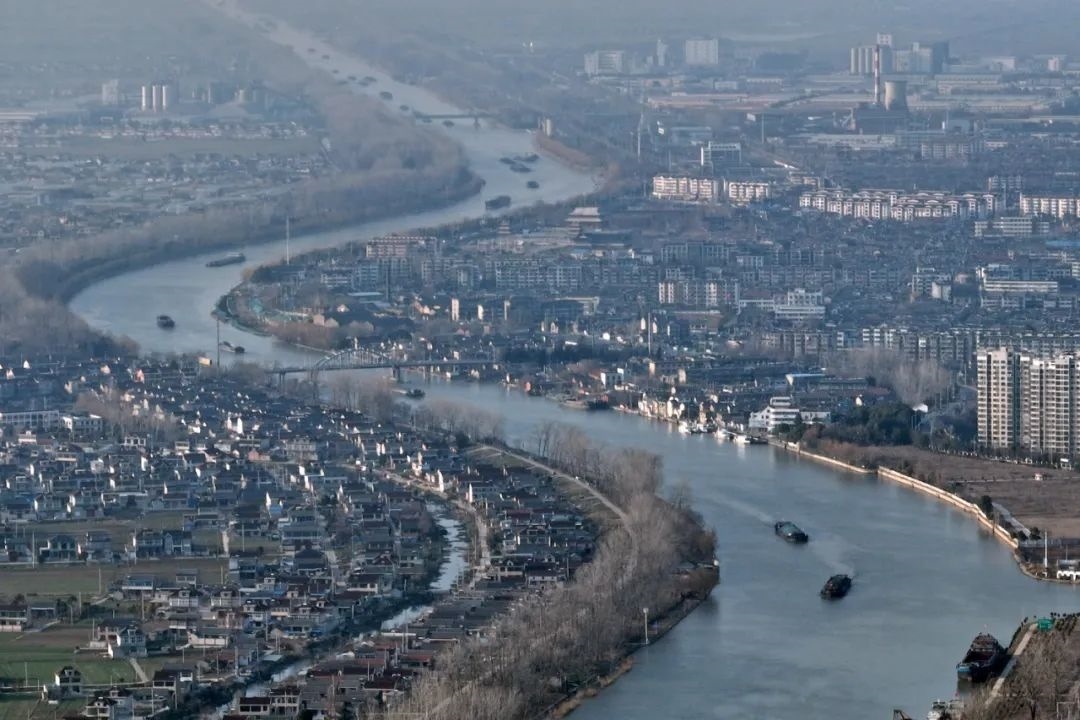 2月16日，貨船行駛在京杭大運(yùn)河江蘇寶應(yīng)段。新華社發(fā)（沈冬兵攝）