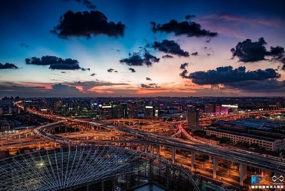 傍晚時(shí)刻的上海立交橋。新華網(wǎng)發(fā) 田橫 攝