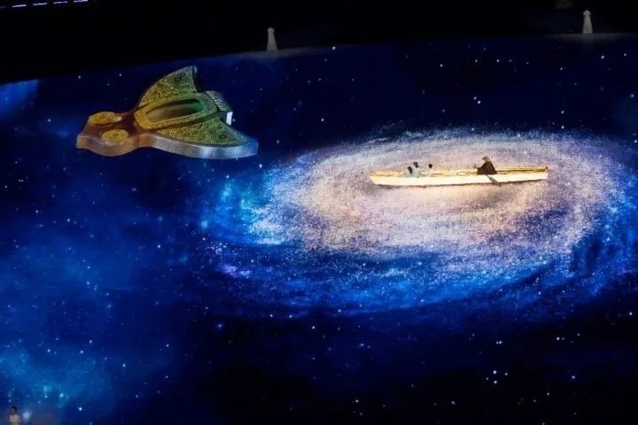 杭州第4屆亞殘運會閉幕式上，吉祥物飛飛幻化回良渚玉鳥的模樣，盤旋于夜色之中。記者 倪雁強 董旭明 攝