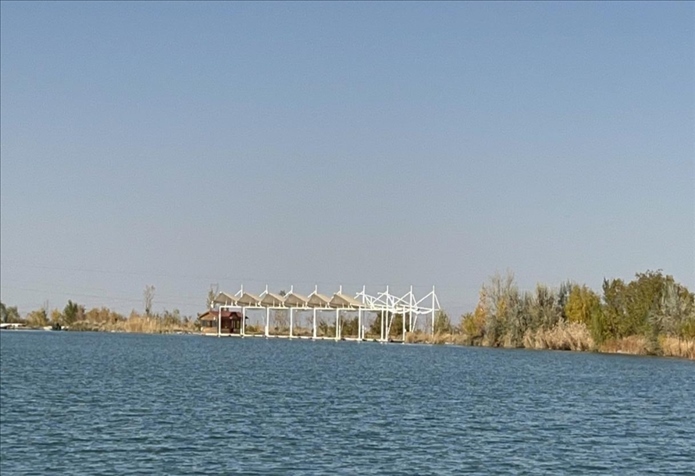 2023年11月1日，督察組拍攝到弱水花海景區(qū)建有人工湖及水上游樂設施。（中央第四生態(tài)環(huán)境保護督察組供圖）