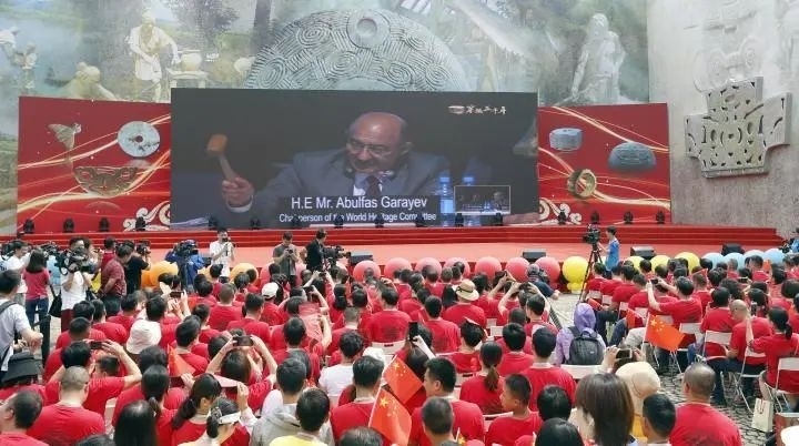 2019年7月6日，杭州市民揮舞國旗慶祝良渚古城遺址獲準列入世界遺產名錄。記者 吳煌 倪雁強 攝