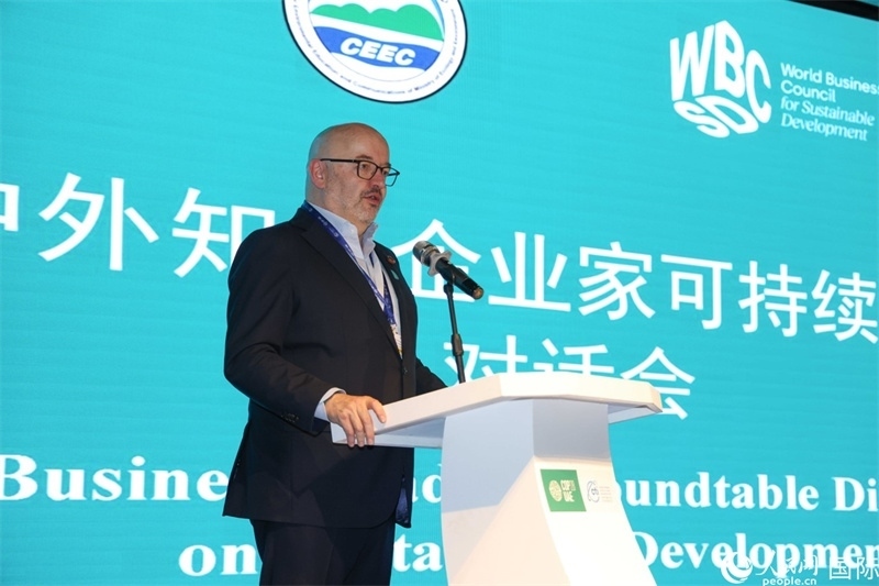 世界可持續(xù)發(fā)展工商理事會會長兼主席貝德凱致辭。人民網記者任皓宇攝