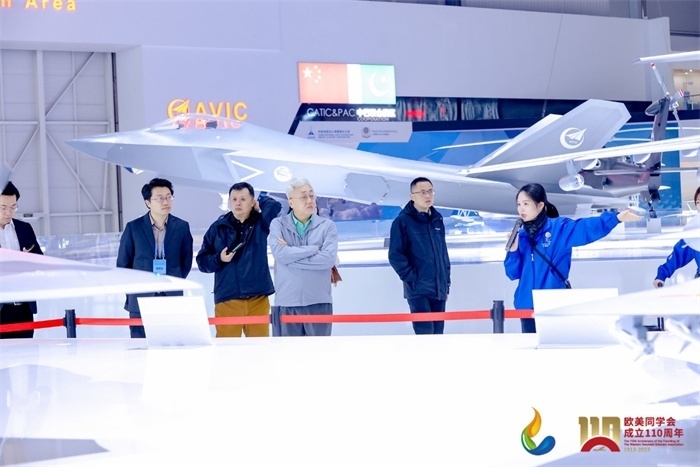 參會嘉賓和留學(xué)歸國人員參觀珠海太空中心。主辦方供圖