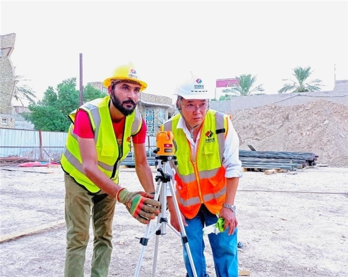 中伊工人在施工中。中國電建供圖