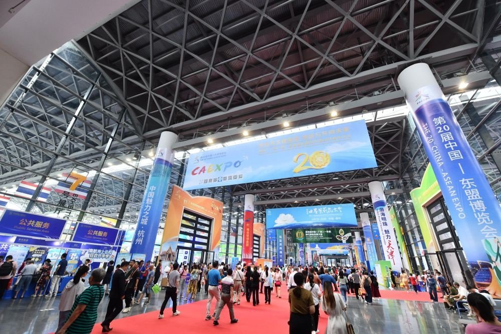 2023年9月18日，參觀者在第二十屆中國—東盟博覽會東盟商品展區(qū)選購商品。新華社記者 黃孝邦 攝