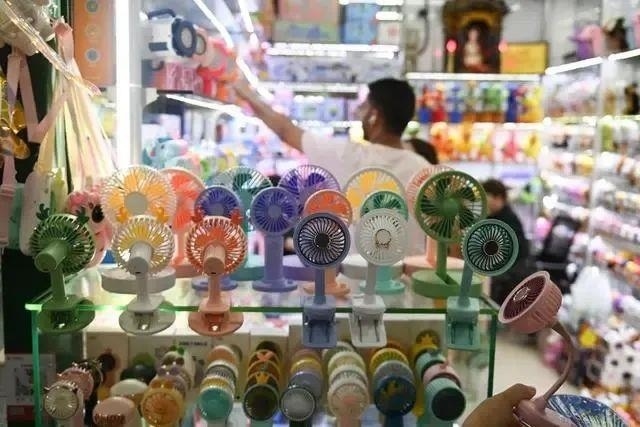 △近期，客商在浙江義烏國(guó)際商貿(mào)城采購(gòu)商品。