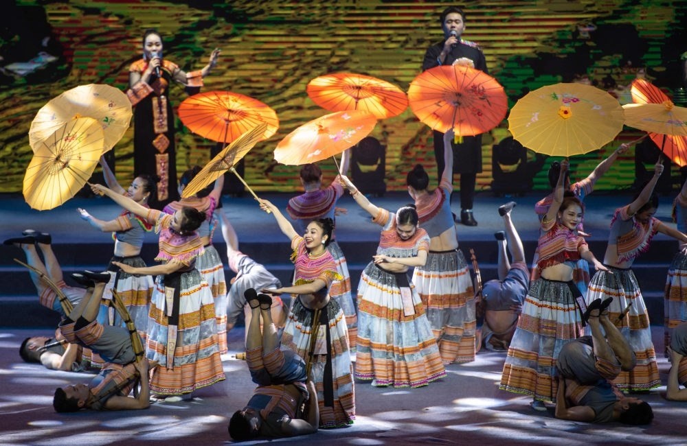 2023年1月18日，以“同心筑厚誼 攜手共發(fā)展”為主題的2023年中越跨國春節(jié)聯(lián)歡晚會在云南省紅河哈尼族彝族自治州河口瑤族自治縣舉行，越南老街省民族藝術(shù)歌舞團(tuán)的演員在晚會上表演歌舞《漂浮在云端的節(jié)日》。新華社記者 胡超 攝