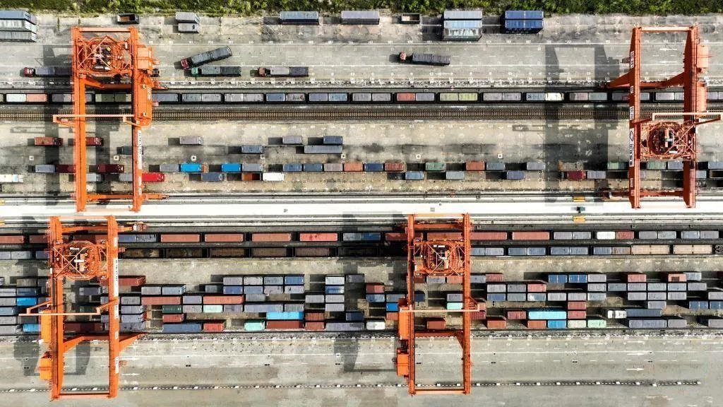 △2023年11月12日，火車在廣西欽州港碼頭裝運(yùn)集裝箱。