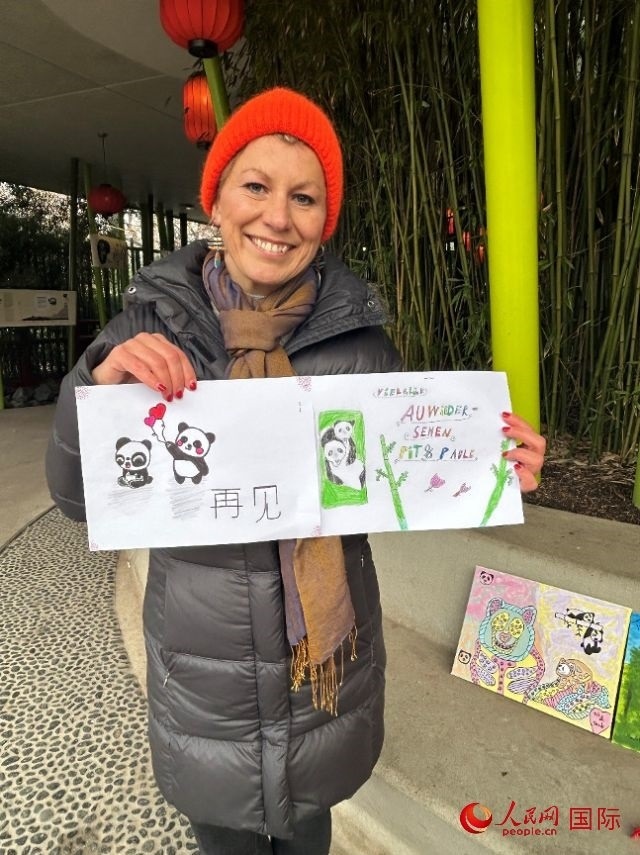桑德拉和德國小朋友們的作品。右圖寫著“祝福好運，再見 Pit和Paule（“夢想”“夢圓”的德語名字）”。人民網(wǎng)記者 徐馨攝