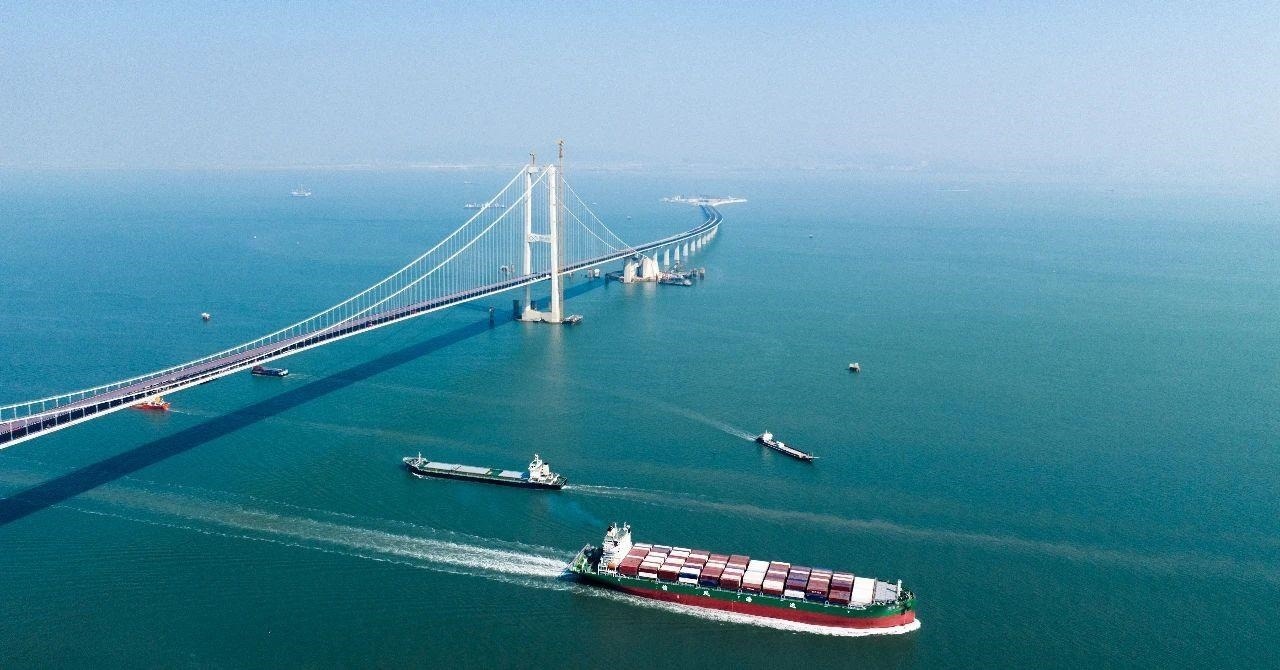 △2023年11月28日，國(guó)家重大工程深中通道海底沉管隧道貫通。