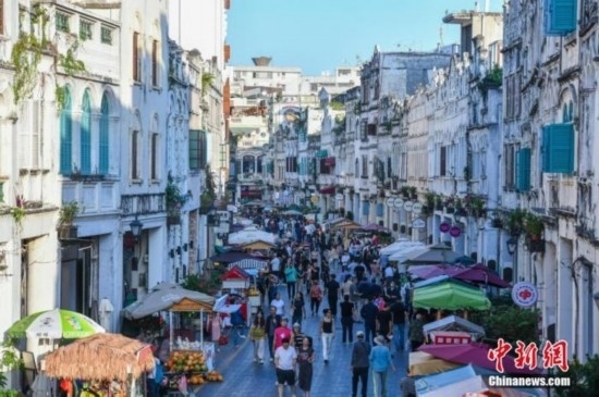 圖為?？隍T樓老街游客如織。 <a target='_blank' href='/' ><p align=