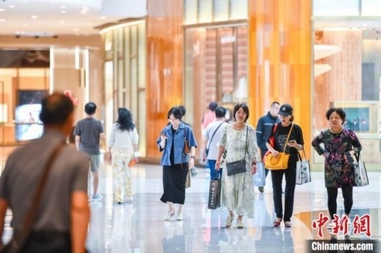 圖為顧客在cdf?？趪H免稅城內(nèi)選購商品。<a target='_blank' href='/' ><p align=