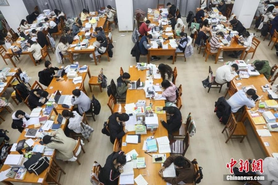 資料圖：眾多考研學(xué)生在南昌大學(xué)圖書(shū)館的自習(xí)室內(nèi)復(fù)習(xí)備考。劉力鑫 攝
