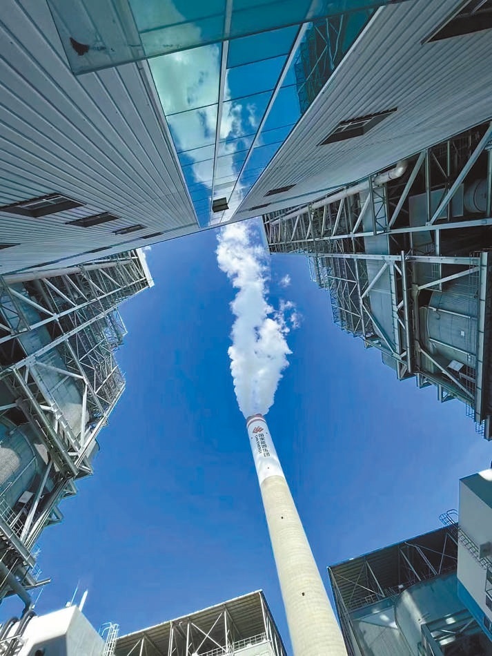  綠色低碳 近日，來(lái)自10余個(gè)國(guó)家的國(guó)際青年跟隨“世界青年能源行”活動(dòng)走進(jìn)國(guó)家能源集團(tuán)江蘇泰州電廠。作為亞洲最大火電二氧化碳捕集、利用與封存項(xiàng)目，該項(xiàng)目每年可捕集消納二氧化碳50萬(wàn)噸。 美國(guó)籍演員、主持人 史蒂文·韋德斯攝 “走在電廠里，體驗(yàn)各種高科技，真切感受到中國(guó)在清潔能源方面發(fā)展迅速，許多技術(shù)走在了世界前列?！? /></p> <p style=