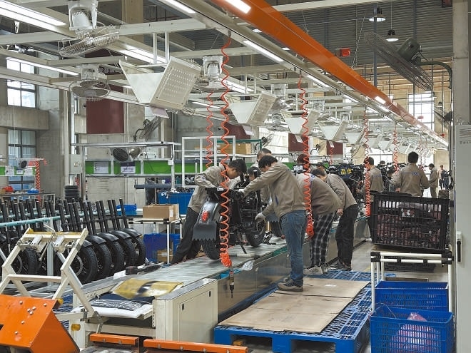  產(chǎn)業(yè)領(lǐng)跑 在長(zhǎng)三角一體化發(fā)展格局下，新能源制造業(yè)通過(guò)產(chǎn)業(yè)集群協(xié)同發(fā)展，形成現(xiàn)代化產(chǎn)業(yè)體系。圖為位于江蘇常州市的比亞迪工廠內(nèi)，工作人員正在組裝銷往非洲國(guó)家的電動(dòng)摩托車。 拉丁美洲通訊社古巴籍?dāng)z影記者 朗尼·洛佩茲（中文名羅帥）攝