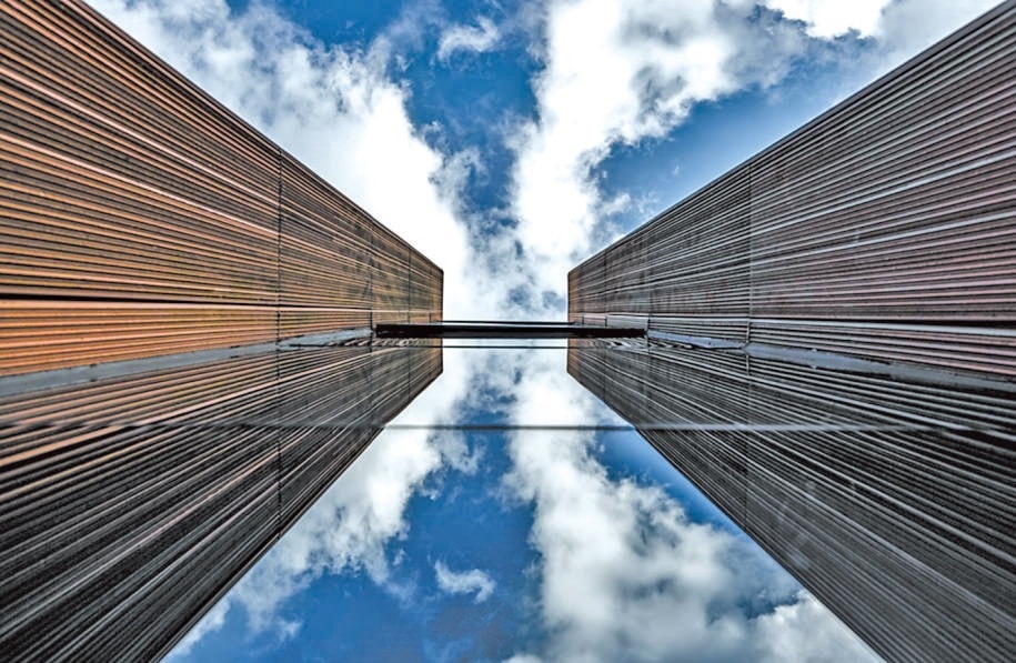  開(kāi)放共享 今年9月，改造升級(jí)后的上海凝聚力工程博物館開(kāi)門迎客。博物館大廳公共區(qū)域在功能提升、資源整合后，釋放更多公共服務(wù)空間，帶給市民更多新體驗(yàn)。 上海某餐廳法國(guó)籍廚師 邁克爾·溫德林?jǐn)z