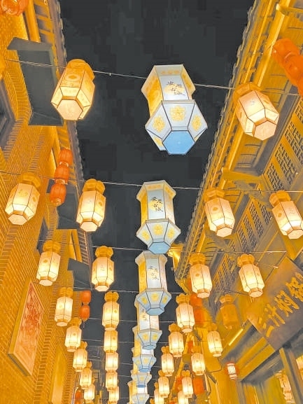  古城新韻 位于安徽安慶市安慶古城的倒扒獅歷史文化街區(qū)依江而建，在保留歷史建筑的同時(shí)，引入產(chǎn)業(yè)新業(yè)態(tài)，激發(fā)歷史文化街區(qū)活力，吸引了眾多游客前來(lái)游玩。 韓國(guó)籍視頻博主 金峻范攝