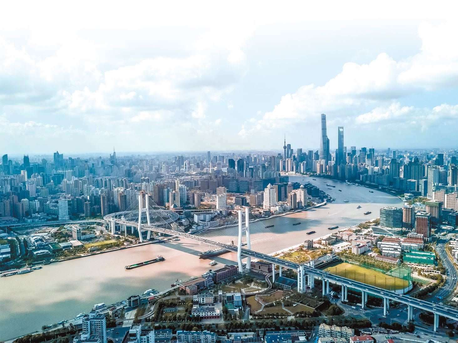  潮起東方 上海黃浦江兩岸高樓林立，風(fēng)光無(wú)限。近年來(lái)，上海以開(kāi)放創(chuàng)新之姿，謀劃推動(dòng)高質(zhì)量發(fā)展，奮力開(kāi)創(chuàng)長(zhǎng)三角一體化新局面。 德國(guó)籍導(dǎo)演、建筑師、攝影師 馬克·西格蒙德攝 “起初，我被東方古國(guó)的悠久歷史文化吸引來(lái)到中國(guó)。在上海生活的10多年間，我見(jiàn)證了這座城市的發(fā)展歷程，也感受到它兼具傳統(tǒng)與現(xiàn)代的獨(dú)特魅力?！? /></p> <p style=