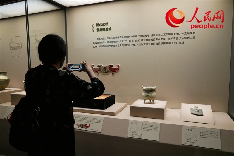 今年9月，觀眾正在參觀“鑒往知遠(yuǎn)——新時(shí)代考古成果展”。人民網(wǎng)記者 韋衍行攝
