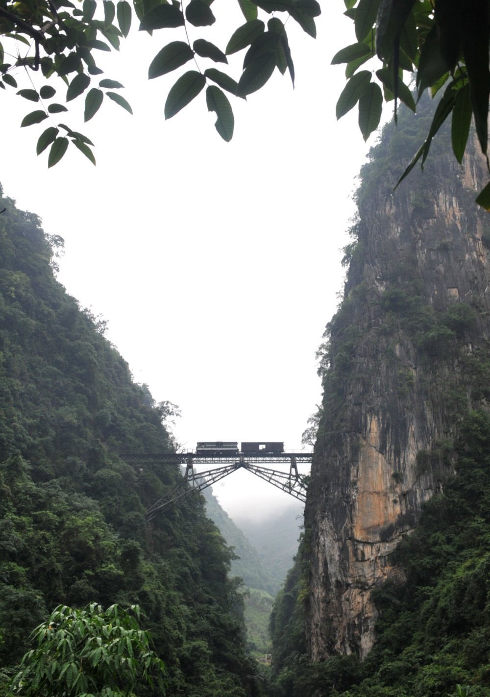 2009年6月1日，一列小火車從人字橋上通過。