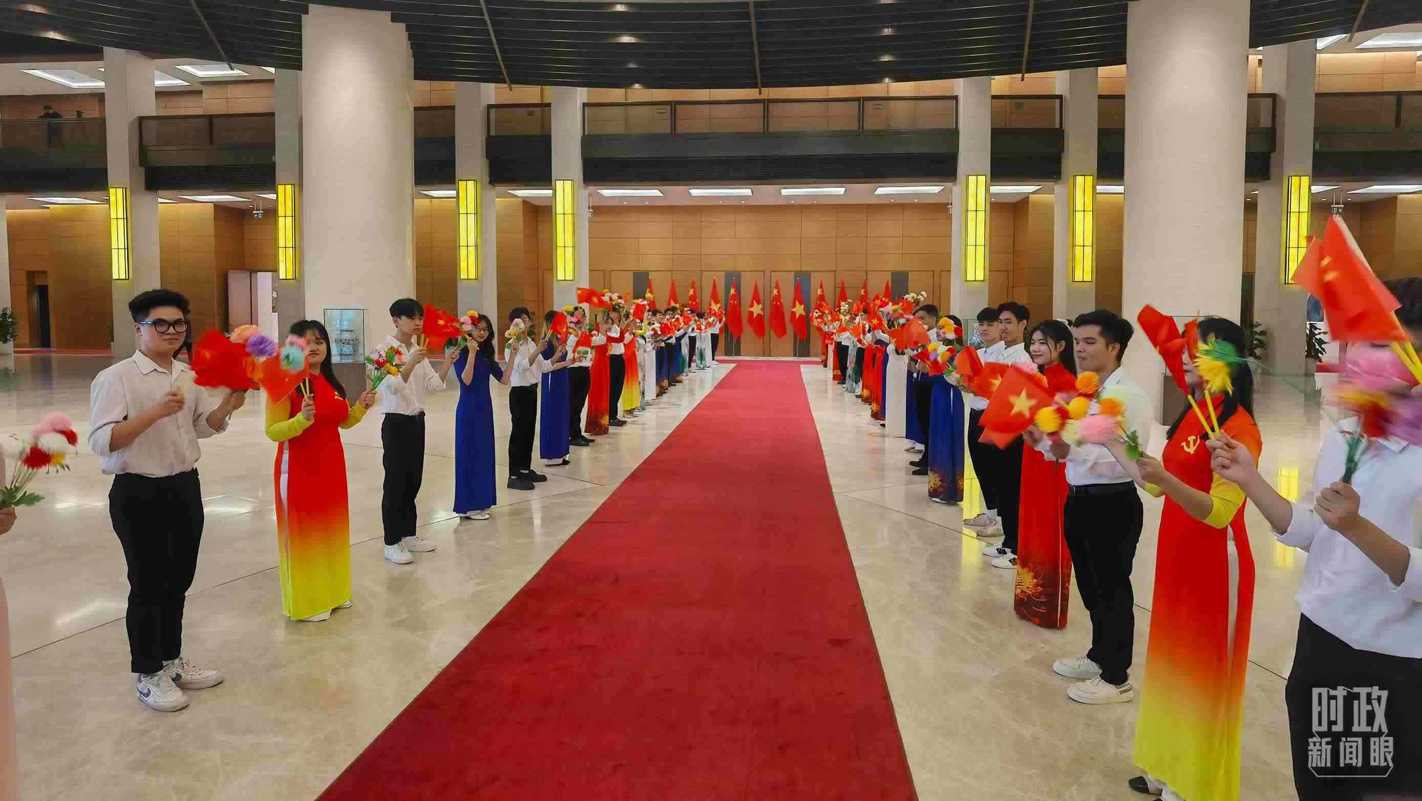 △夾道歡迎的當(dāng)?shù)厍嗄?。（總臺央視記者周志國拍攝）