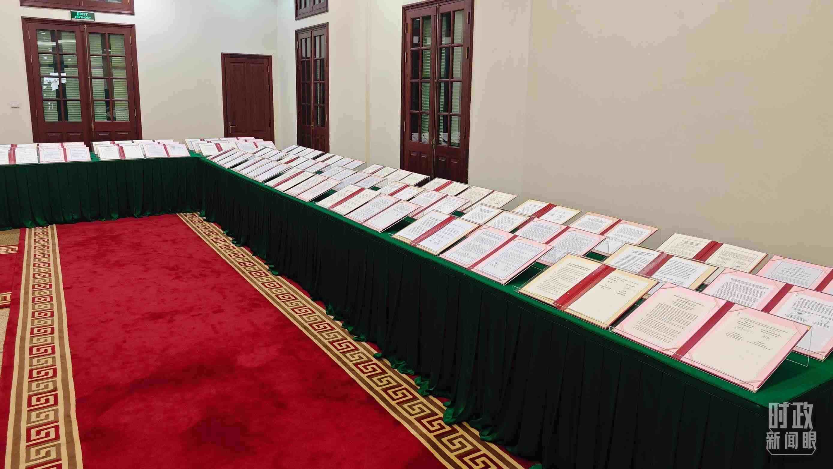 △會談后，兩黨總書記共同見證雙方簽署的雙邊合作文件展示，涵蓋共建“一帶一路”等30多個(gè)領(lǐng)域。（總臺央視記者耿小龍拍攝）