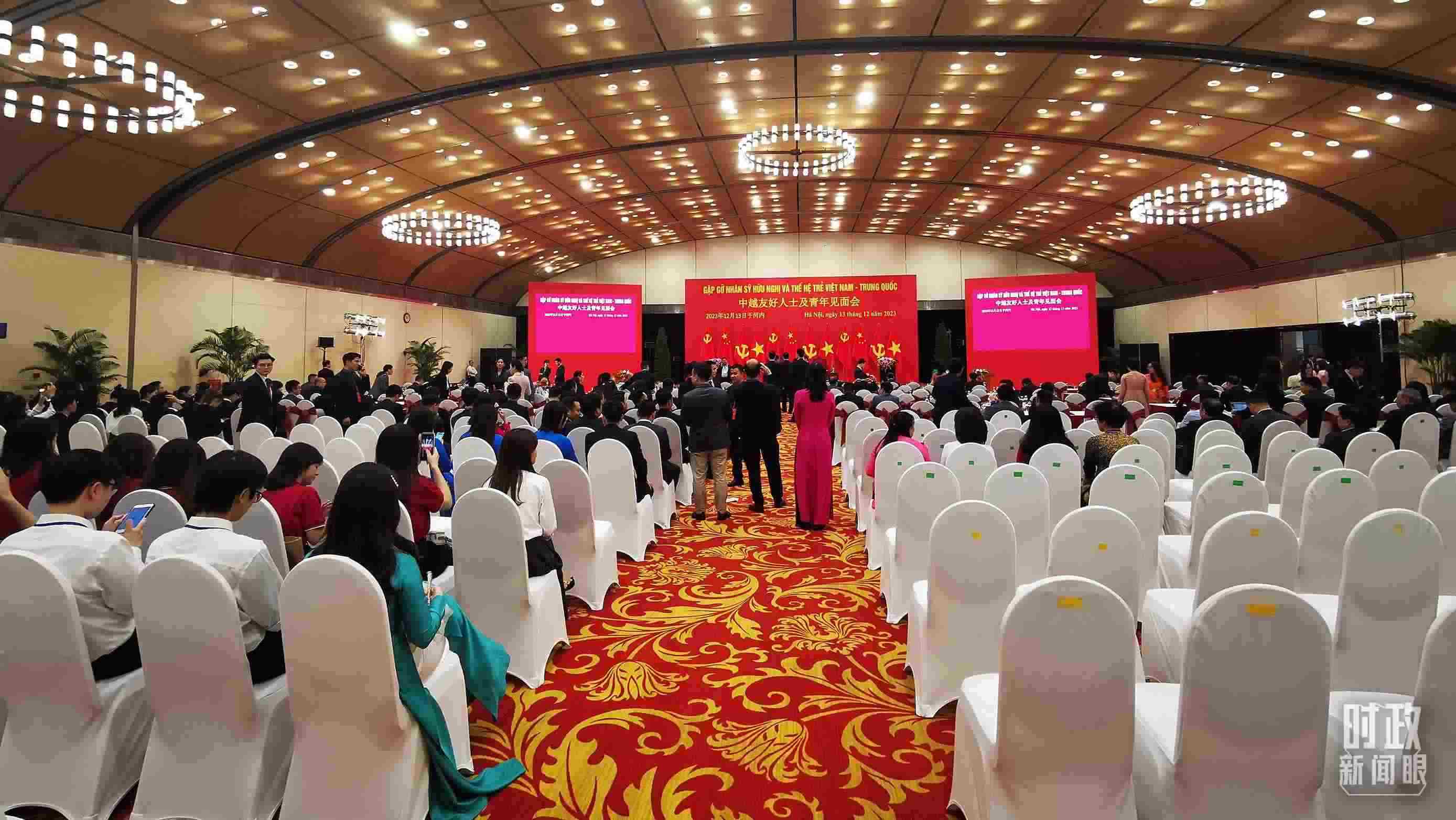 △習(xí)近平出席中越友好人士及青年見面會。這是見面會開始前的場景。（總臺央視記者荊偉拍攝）