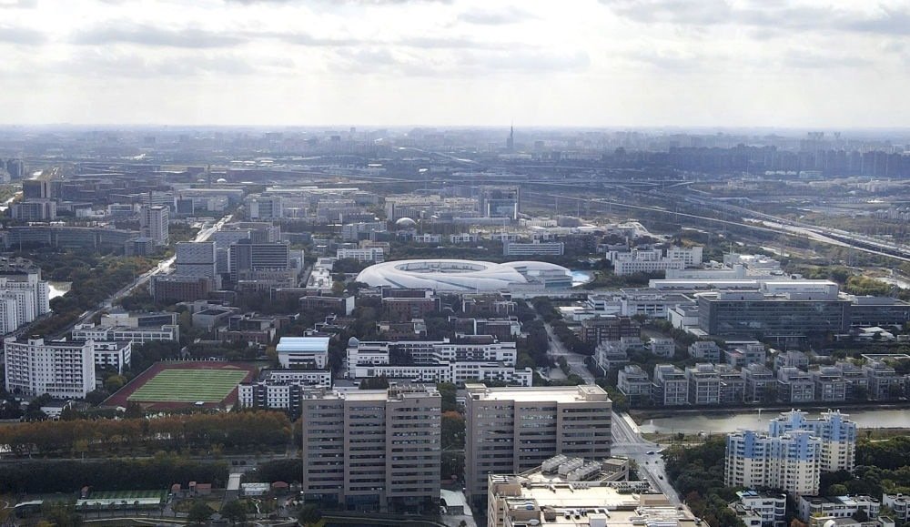 這是2023年11月25日在上海浦東新區(qū)張江科學(xué)城拍攝的形如鸚鵡螺的大科學(xué)裝置上海光源（中）（無人機照片）。新華社記者 方喆 攝