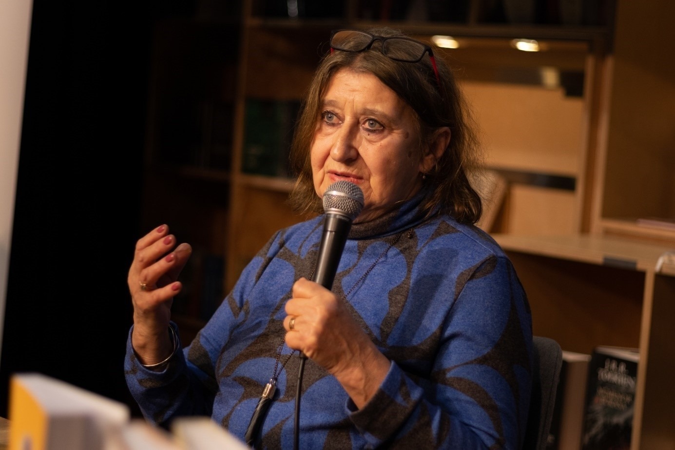 埃娃介紹作品。摩爾多瓦尼·巴爾納巴斯攝