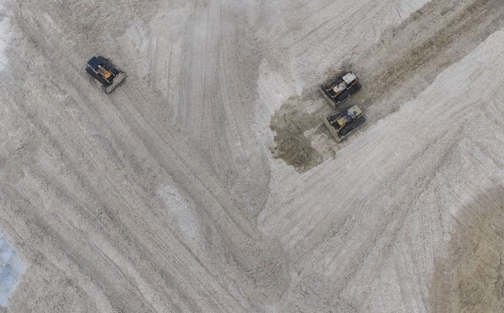 12月12日，在廣西湘桂華糖制糖集團(tuán)來賓紙業(yè)有限責(zé)任公司，工作人員在整理蔗渣（無人機(jī)照片）。