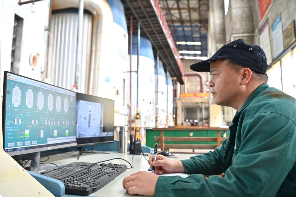 12月12日，工作人員在廣西來賓小平陽湘桂制糖有限公司監(jiān)控蒸發(fā)系統(tǒng)。