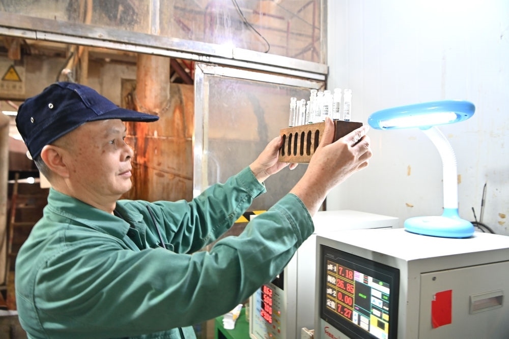 12月12日，廣西來賓小平陽湘桂制糖有限公司的工作人員在檢測糖漿樣品。