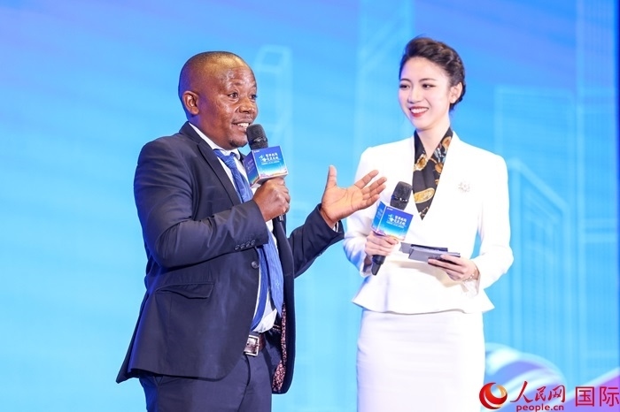 來(lái)自烏干達(dá)坎帕拉—恩德培機(jī)場(chǎng)高速公路項(xiàng)目的赫爾曼（左）被評(píng)為中國(guó)交建共建“一帶一路”最美外籍建設(shè)者之一。人民網(wǎng)記者 趙益普攝