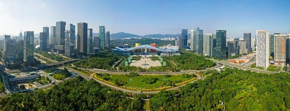 這是在廣東省深圳市拍攝的深圳市民中心和蓮花山公園一線（2020年10月2日攝，無人機照片）。新華社記者 梁旭 攝
