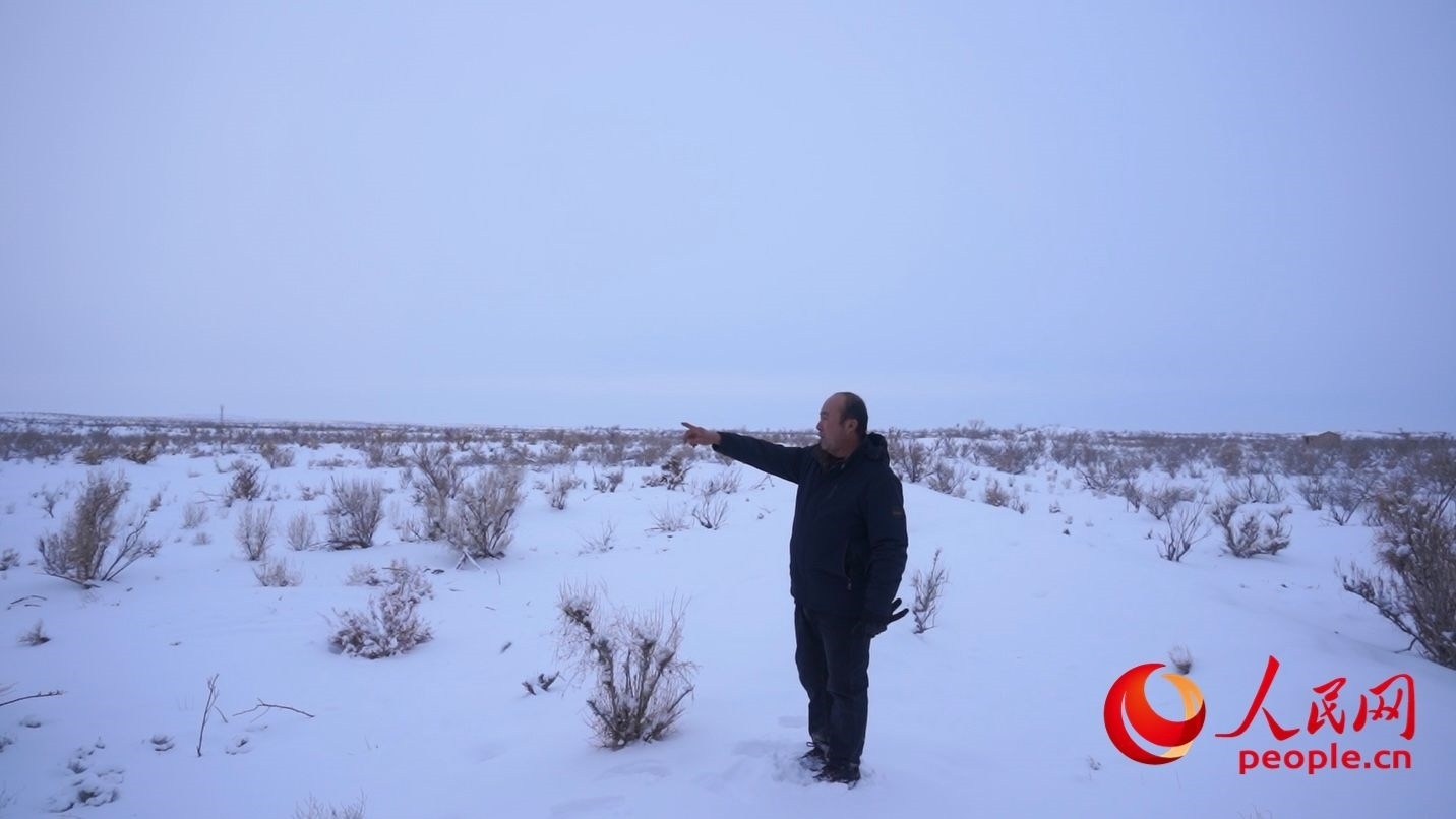 馬曉華向采訪團(tuán)介紹林場情況。人民網(wǎng) 周靜圓攝