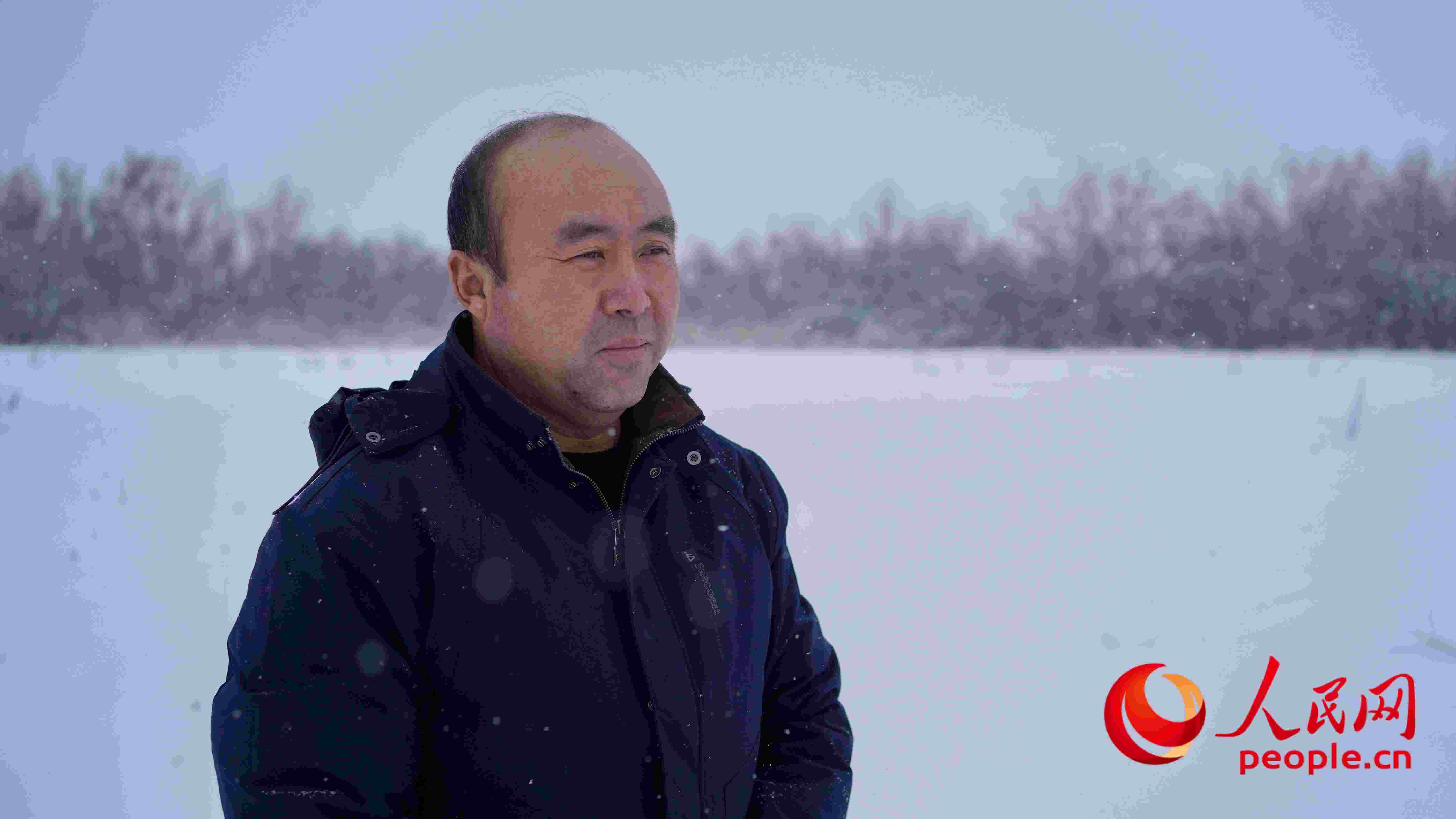 馬曉華回憶當(dāng)年和父親一起種樹的情形，滿是懷念。人民網(wǎng) 周靜圓攝