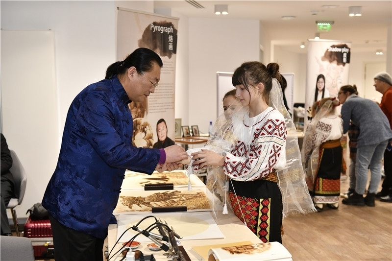 圖為羅馬尼亞小學(xué)生在現(xiàn)場(chǎng)體驗(yàn)烙畫(huà)。 布加勒斯特中國(guó)文化中心供圖