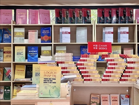 中國主題圖書亮相越南河內(nèi)書街。中國圖書進出口（集團）有限公司供圖