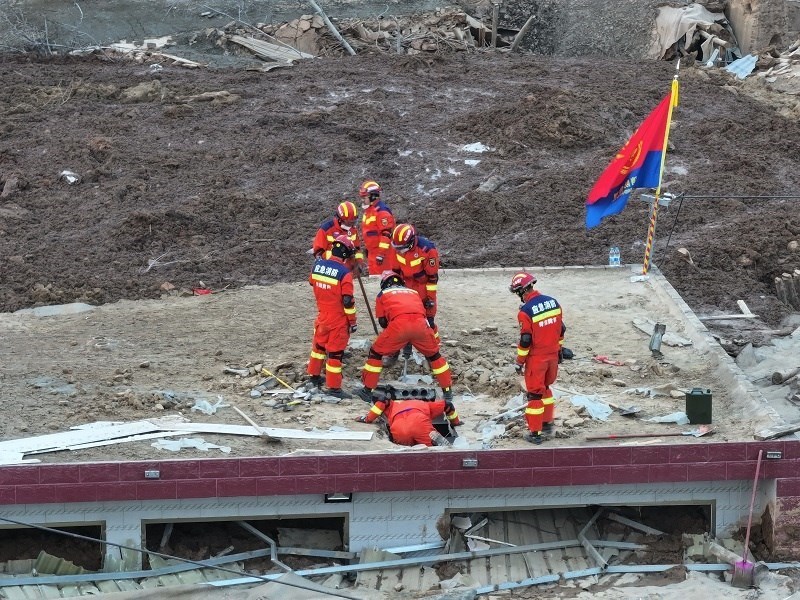 救援人員在現(xiàn)場。賀勇攝。