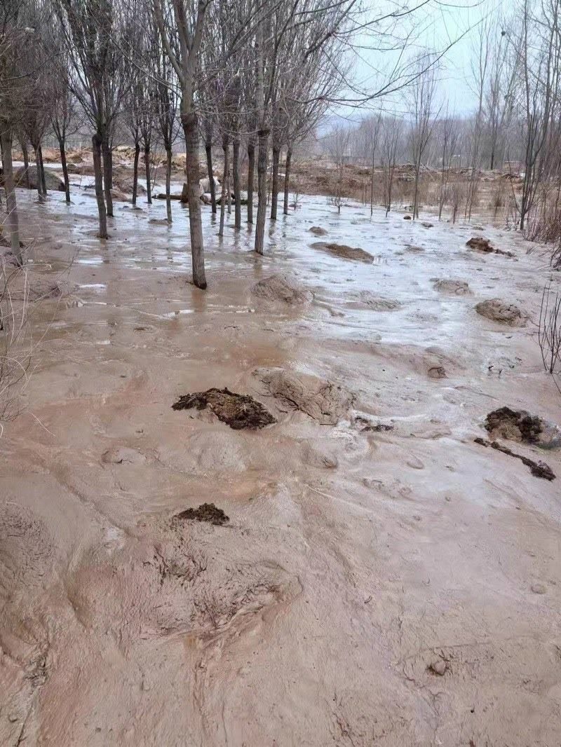 次生災害襲擊過的村落。喬棟攝。