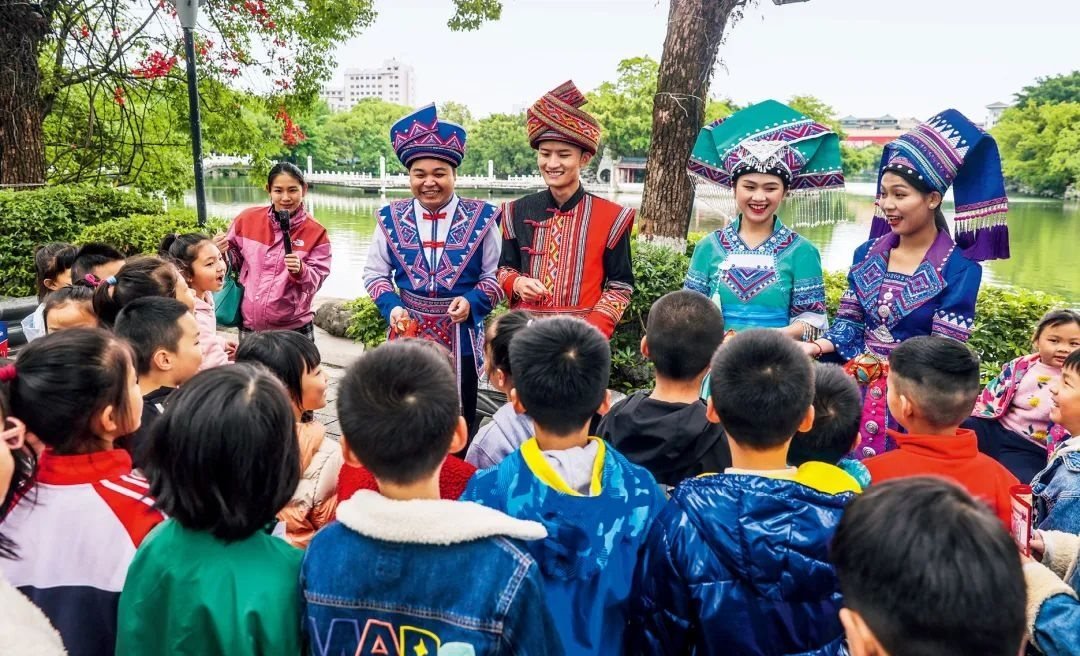 2023年4月25日，廣西桂林，“網(wǎng)絡(luò)法治宣傳一條街”在榕湖景區(qū)古南門(mén)“開(kāi)街”，身穿民族服裝的工作人員演唱山歌向青少年普及網(wǎng)絡(luò)法治知識(shí)。