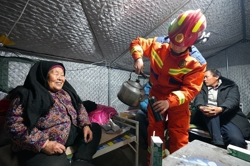 村民龔尕芳與消防員交流。賀勇攝。